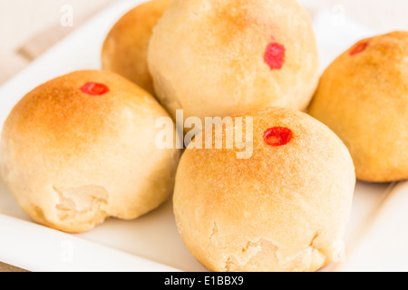 Dim-Sum-Genuss gemacht aus flockigen Teig gefüllt mit Mischung aus gehackten chinesischen Schweinebraten, Garnelen und Gemüse Stockfoto