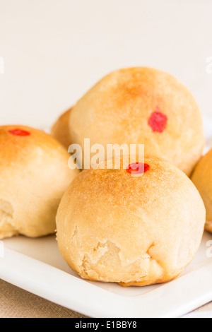 Dim-Sum-Genuss gemacht aus flockigen Teig gefüllt mit Mischung aus gehackten chinesischen Schweinebraten, Garnelen und Gemüse Stockfoto