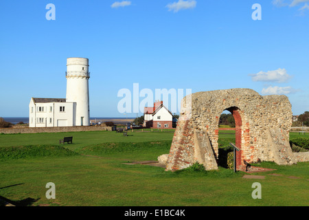 Leuchtturm und St. Edmunds Chapel bleibt, Old Hunstanton Norfolk England englische Nordsee Küste Küsten Küstenlandschaft UK Stockfoto