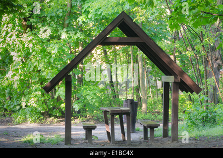 Picknick-Platz im Wald mit Tisch und Bänken Stockfoto