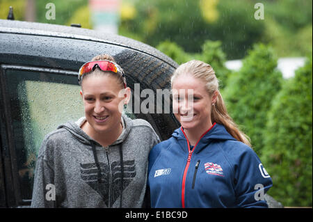 Copthorne Tara Hotel Kensington, London UK. 29. Mai 2014. Britische Triathlet Jodie Stimpson (2013 Zweitplatzierte in der ITU World Triathlon Series) und Paralympischen Triathlet Faye McClelland (TRI-4-Einstufung ITU World Titel Gewinner für die vergangenen vier Jahre hintereinander) posieren für die Presse im Regen und beteiligen uns an den bevorstehenden PruHealth World Triathlon im Hyde Park am Samstag, 31. Mai. Bildnachweis: Malcolm Park Leitartikel/Alamy Live-Nachrichten Stockfoto