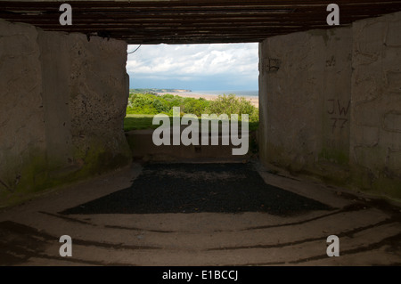 Blick auf Omaha Beach von innen deutsche bunker mit Blick auf Strand von Bluff, Normandie, Frankreich Stockfoto