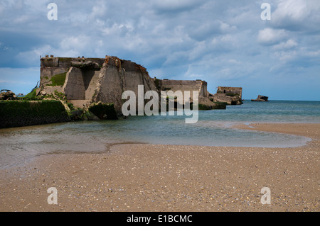 Abschnitte von Mulberry Hafen bei Ebbe am Asnelles, Gold Beach während der Invasion der Normandie, Frankreich Stockfoto