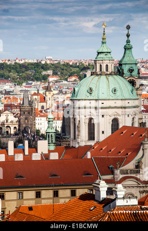 Blick von der Prager Burg in Mala Strana, weniger von Prag, mit St.-Nikolaus-Kirche und dem Brückenturm Mala Strana Stockfoto