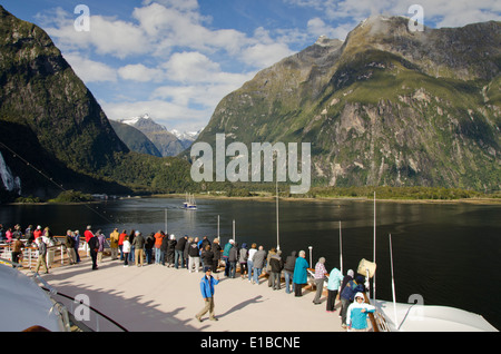 Neuseeland, Südinsel, Fiordland-Nationalpark, Milford Sound aka Piopiotahi. Dawn Princess cruise Schiff im Fjord. Stockfoto