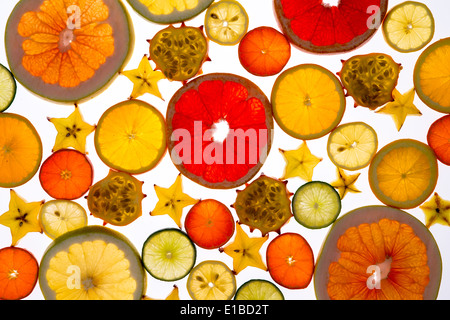 Lebendige Hintergrund durchscheinende Scheiben frisches Obst übersichtlich auf einem weißen Hintergrund mit einer Vielzahl von Zitrusfrüchten, Karambolen o Stockfoto