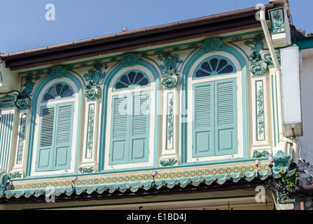 Dekorative Türkis Plantage Fensterläden an einem Gebäude in der malaysischen Stadt Melaka Stockfoto