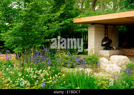 Die Homebase-Garten "Time to Reflect" entwickelt ein Goldmedaillen-Gewinner von Adam Frost auf der Chelsea Flower Show, London, UK Stockfoto