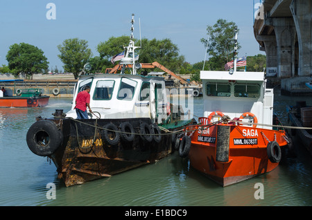 Boote auf dem Fluss Melaka in der malaysischen Stadt Stockfoto