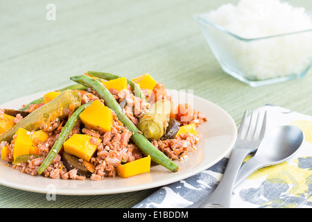 Pinakbet ist eine indigene Filipino Gericht aus Gemüse hergestellt und Longaniza Wurst gedünsteter Fisch oder Garnelen Sauce Stockfoto
