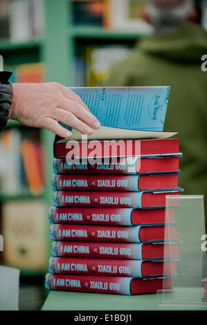 Hay on Wye, Powys, Wales, UK. 29. Mai 2014. Im Bild: Menschen suchen die Buchhandlung bei Heu Re: The Hay Festival, Hay on Wye, Powys, Wales UK. Bildnachweis: D Legakis/Alamy Live-Nachrichten Stockfoto