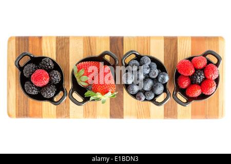 Auswahl an verschiedenen Reifen frischen Herbst Beeren wie Erdbeeren, Heidelbeeren, Brombeeren und Himbeeren in separaten d Stockfoto