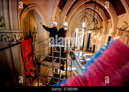 Ein Blick hinter die Kulissen der Arundel Castle, wie sie sich vorbereiten, nach dem Winter für die Öffentlichkeit zugänglich. Hoch oben in den Zimmern abstauben. Stockfoto