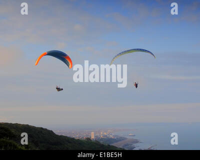 Beachy Head, East Sussex, Großbritannien. Mai 2014. Ein herrlicher Abend mit leichter Meeresbrise, ideale Bedingungen für Gleitschirmflieger, um über Eastbourne hinauszuhängen Stockfoto