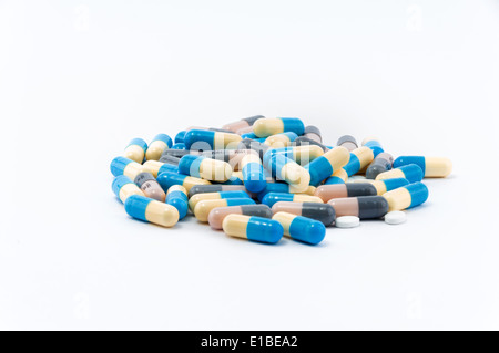 Farbenfrohe Pillen und Tabletten auf weißen Hintergrund isoliert Stockfoto
