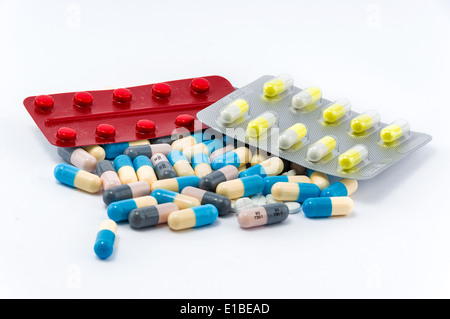 Farbenfrohe Pillen und Tabletten auf weißen Hintergrund isoliert Stockfoto