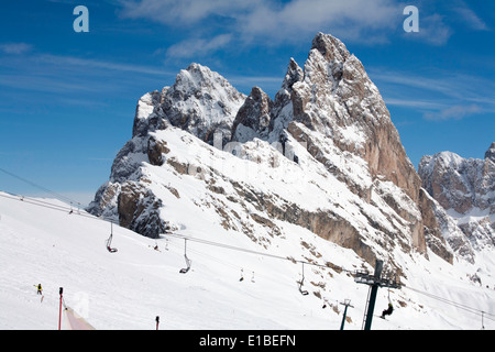 Schnee bedeckte Klippe FacesThe Geisler Geislerspitzen Selva Val Gardena Dolomiten Italien Stockfoto