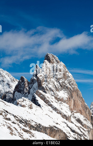 Schnee bedeckte Klippe FacesThe Geisler Geislerspitzen Selva Val Gardena Dolomiten Italien Stockfoto