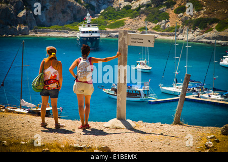 Bucht und Segelschiffe in Knidos antike griechische Stadt Ruinen. Datca Halbinsel, Mugla Provinz, Türkei, Asien. Stockfoto