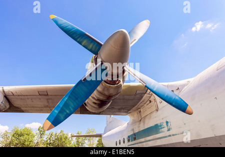 Alte russische Turboprop-Flugzeuge auf dem verlassenen Flugplatz im Sommer Stockfoto