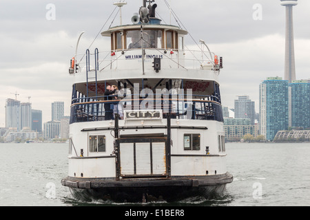 Der Toronto-Fähre, die William Inglish Wards Island Toronto Islands angekommen. Paar küssen gesehen an Deck. Stockfoto