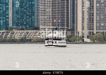 Eine Fähre überquert vom Fährterminal Jack Layton, Ward es Island am Lake Ontario Stockfoto