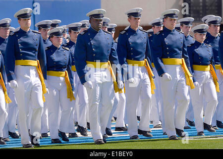US Air Force Academy Cadets marschieren in Falcon Stadium in Kleid Uniform zu Beginn des Beginns während Abschlussfeiern 28. Mai 2014 in Colorado Springs, Colorado. Stockfoto