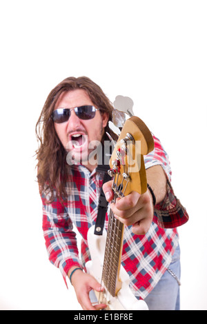 Mann mit Gesichtsausdruck zeigte seine e-Bass an der Kamera Stockfoto