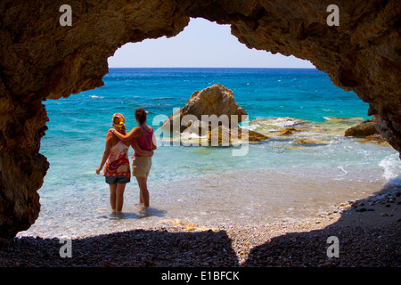 Damen in einer Bucht. Die Halbinsel Datca, Provinz Mugla, Anatolien, Türkei, Asien Stockfoto