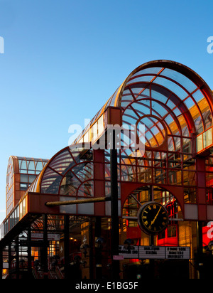 Außenseite des Harlekin Theater und Kino, ein Theater, Kino und Konferenz Zentrum in Redhill, Surrey, Vereinigtes Königreich. Stockfoto