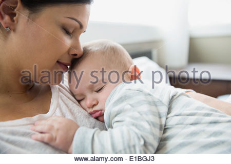 Gelassene Mutter und Baby schlafen