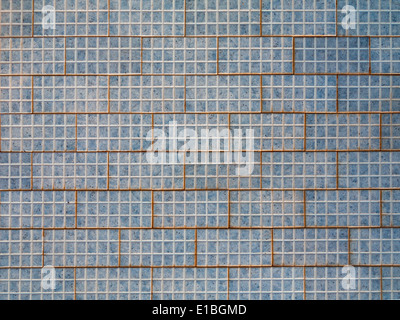 Details der keramische Fußbodenfliesen am Rande eines Swimmingpools hautnah Stockfoto