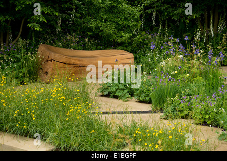 Eine Sitzbank aus Holz und Stein Weg in der Homebase-Garten von der Chelsea Flower Show 2014, London, UK Stockfoto