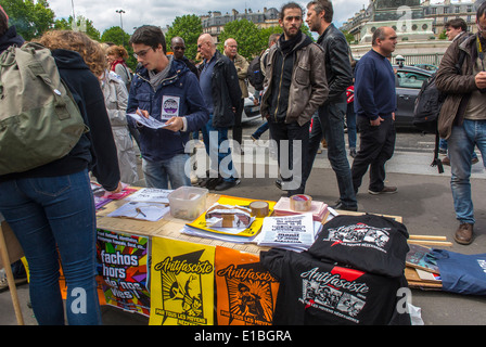 Paris, Frankreich, große Menschenmenge, Anti-extreme Rechte Demonstration von französischen Teenager Studenten, Straßenverkäufer, politische T-Shirts Proteste Stockfoto