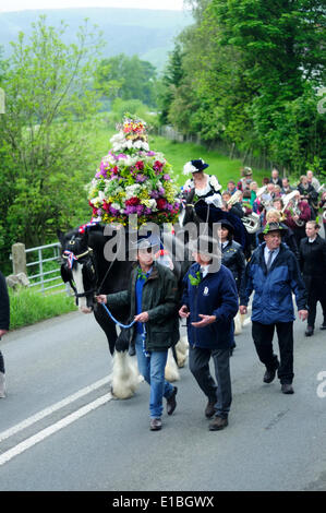 Castleton, Derbyshire, UK.29th Mai 2014.Castleton Garland Tag wird traditionell auf Eiche Apple Tag, 29. Mai, gehalten, erinnert an die Wiederherstellung der britischen Monarchie 1660 nach der kurzen Republik durch Oliver Cromwell installiert. Die "Oak" Verbindung erinnert an die Eiche, in der König Charles II. nach der Schlacht von Worcester 1651 verbarg. Aber die Castleton Zeremonie ist viel älter als dieser, wahrscheinlich aus heidnischen Zeiten und möglicherweise ursprünglich eine Fruchtbarkeit Ritus. Bildnachweis: Ian Francis/Alamy Live-Nachrichten Stockfoto