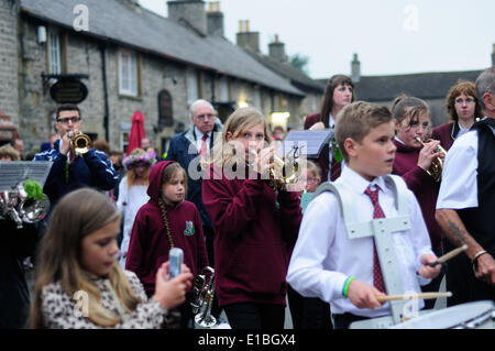 Castleton, Derbyshire, UK.29th Mai 2014.Castleton Garland Tag wird traditionell auf Eiche Apple Tag, 29. Mai, gehalten, erinnert an die Wiederherstellung der britischen Monarchie 1660 nach der kurzen Republik durch Oliver Cromwell installiert. Die "Oak" Verbindung erinnert an die Eiche, in der König Charles II. nach der Schlacht von Worcester 1651 verbarg. Aber die Castleton Zeremonie ist viel älter als dieser, wahrscheinlich aus heidnischen Zeiten und möglicherweise ursprünglich eine Fruchtbarkeit Ritus. Bildnachweis: Ian Francis/Alamy Live-Nachrichten Stockfoto