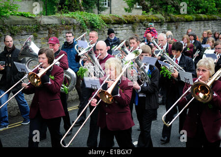 Castleton, Derbyshire, UK.29th Mai 2014.Castleton Garland Tag wird traditionell auf Eiche Apple Tag, 29. Mai, gehalten, erinnert an die Wiederherstellung der britischen Monarchie 1660 nach der kurzen Republik durch Oliver Cromwell installiert. Die "Oak" Verbindung erinnert an die Eiche, in der König Charles II. nach der Schlacht von Worcester 1651 verbarg. Aber die Castleton Zeremonie ist viel älter als dieser, wahrscheinlich aus heidnischen Zeiten und möglicherweise ursprünglich eine Fruchtbarkeit Ritus. Bildnachweis: Ian Francis/Alamy Live-Nachrichten Stockfoto