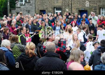 Castleton, Derbyshire, UK.29th Mai 2014.Castleton Garland Tag wird traditionell auf Eiche Apple Tag, 29. Mai, gehalten, erinnert an die Wiederherstellung der britischen Monarchie 1660 nach der kurzen Republik durch Oliver Cromwell installiert. Die "Oak" Verbindung erinnert an die Eiche, in der König Charles II. nach der Schlacht von Worcester 1651 verbarg. Aber die Castleton Zeremonie ist viel älter als dieser, wahrscheinlich aus heidnischen Zeiten und möglicherweise ursprünglich eine Fruchtbarkeit Ritus. Bildnachweis: Ian Francis/Alamy Live-Nachrichten Stockfoto