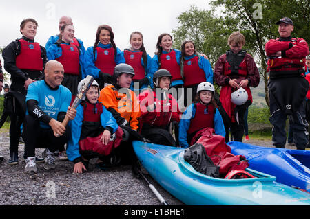 Gwynedd, Wales, UK. 29. Mai 2014. Sir Dave Brailsford (links, mit Schlagstock) und Jugendliche von Gwynedd feiert die Ankunft der Königin Stabübergabe an Padarn Country Park, Gwynedd, als Teil seiner Relais Reise rund um Wales, vor der Eröffnung der Commonwealth Games in Glasgow. Das Kanu-Team paddelte über Lyn Padarn See Zug in einem Rennen zu schlagen. Bildnachweis: Michael Gibson/Alamy Live-Nachrichten Stockfoto