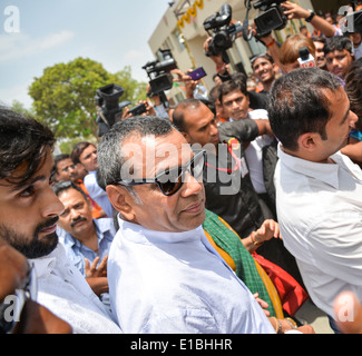 BJP Kandidat und Schauspieler Paresh Rawal, aus Ahmedabad Osten mit seiner Frau in Gandhinagar BJP-Büro gewonnen Stockfoto