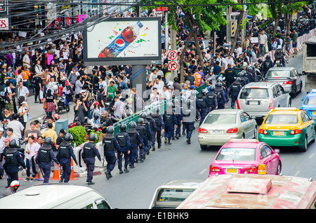 Polizei Wache in Bangkok während einer gewalttätigen Anti-Militär-Putsch Stockfoto