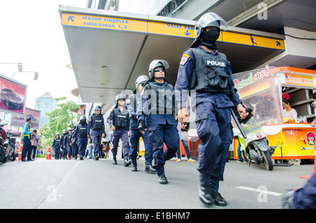 Polizei Wache während einer gewalttätigen Anti-Militär-Putsch. Stockfoto