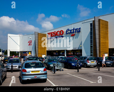 Tesco Extra-Verbrauchermarkt in Chesterfield Derbyshire England UK mit Parkplatz unterhalb des Gebäudes Stockfoto