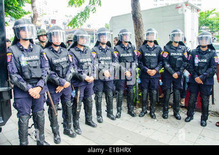 Polizei Wache während einer gewalttätigen Anti-Militär-Putsch. Stockfoto