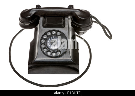 Klassische alte schwarze rotary DFÜ-Telefon Instrument, Closeup Frontalansicht mit dem Hörer in Ort über eine weisse Studio backgr Stockfoto