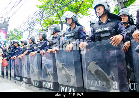 Polizei Wache während einer gewalttätigen Anti-Militär-Putsch. Stockfoto