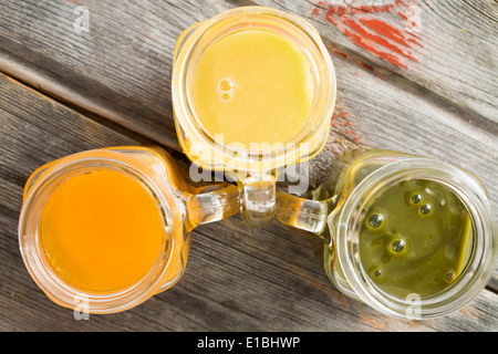 Großaufnahme Draufsicht eines Trios von Glas Kannen gefüllt mit frisch Flüssigerdgas tropische Fruchtsäfte einschließlich Orange, Mango und ein Stockfoto