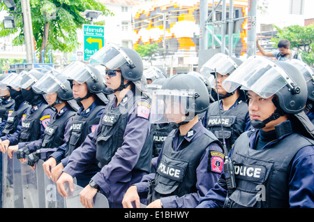 Polizei Wache während einer gewalttätigen Anti-Militär-Putsch. Stockfoto