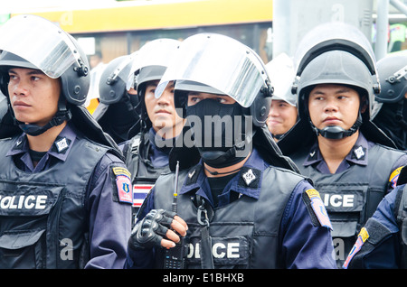 Polizei Wache während einer gewalttätigen Anti-Militär-Putsch Stockfoto