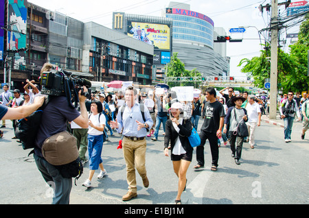 Reporter wurde gegen den Militärputsch von Menschen, die wollen Demokratie versammelten sich in Bangkok, Thailand Stockfoto